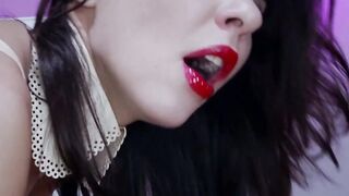 Henessy loves to nailed big cock