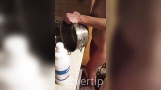 Vertipopka Vertip washes dishes naked
