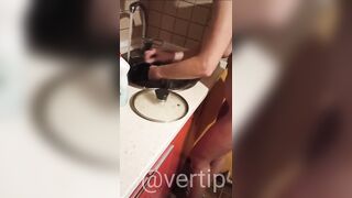 Vertipopka Vertip washes dishes naked