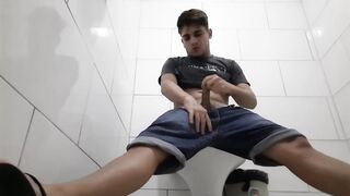 Novinho Flakael Estava na lanchonete bebendo uma Gelada, e decidiu