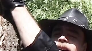 BBW bitch offer oral sex inside 3 way outdoor