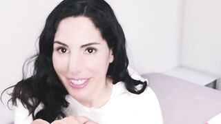 Dark hair bitch fucks the selfie stick