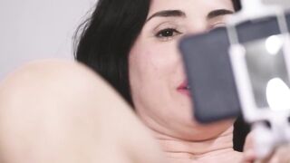 Dark hair bitch fucks the selfie stick