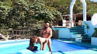 Outside holiday sex with a curvy southern woman