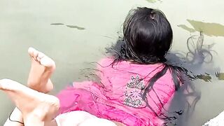 Waasche und Pussy waschen am Fluss dann ficken