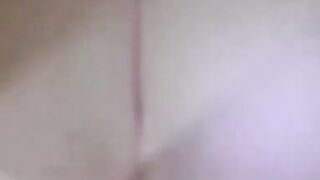 Une rouquine amateur crie pendant une sodomie intense