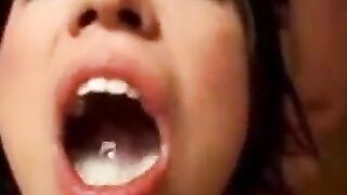 Arabisch-asiatischer Amateur bekommt eine deutsche Ladung Sperma