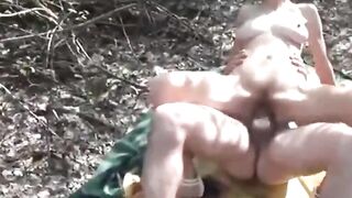 Stieftochter heimlich im Wald gefickt