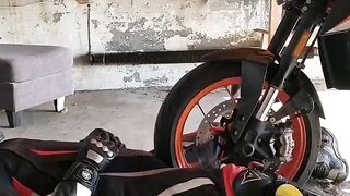 un eglej ma facut un mic masaj motor pornit cauza vibratie a motorcyclete ma facut sa