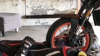un eglej ma facut un mic masaj motor pornit cauza vibratie a motorcyclete ma facut sa