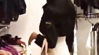 Öffentlicher Blowjob in der Umkleidekabine eines Einkaufszentrums - Schweiz