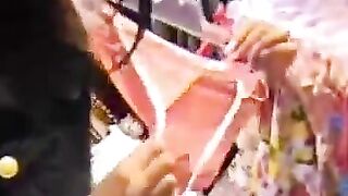 Öffentlicher Blowjob in der Umkleidekabine eines Einkaufszentrums - Schweiz