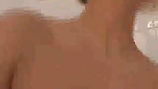 Geile Fotze auf der Waschmaschine geknallt