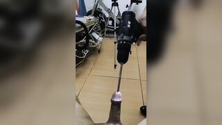 un tip brunet  e ejaguleaja sperma cu bor masina lui moisa a boy says to Moise Robert