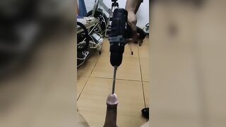 un tip brunet  e ejaguleaja sperma cu bor masina lui moisa a boy says to Moise Robert