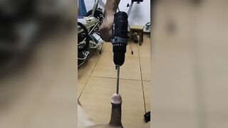 un tip brunet  e ejaguleaja sperma cu bor masina lui moisa a boy says to Moise Robert
