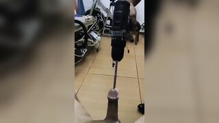 un tip brunet  e ejaguleaja sperma cu bor masina lui moisa a boy says to Moise Robert