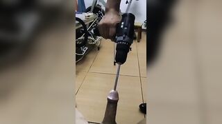 un tip brunet  e ejaguleaja sperma cu bor masina lui moisa a boy says to Moise Robert