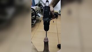 un tip brunet  e ejaguleaja sperma cu bor masina lui moisa a boy says to Moise Robert