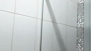Teen twink David Scott masturbate and show his butthole while bathing