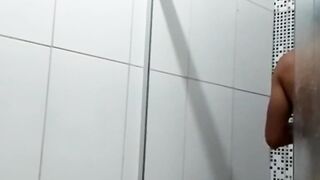 Teen twink David Scott masturbate and show his butthole while bathing