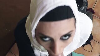 Cock riding Muslim beauty gives her pussy to earn cash