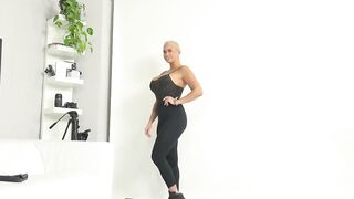 Incredible Sexy Blonde Sexy Shows her Sensual Skillz