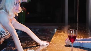 Teen Jill Kassidy pussygrinds with hot MILF Serene Siren