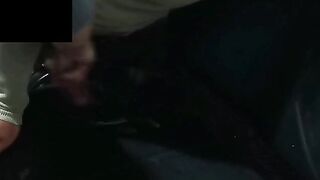 Un becxual e afrecat penisu  un alt tip pana aejagulat tota sperma pe un scaun negru