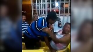 Velho gay latino pega um cara no bar