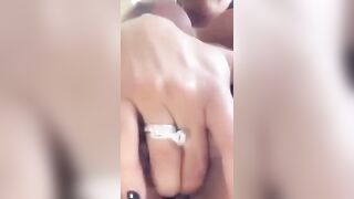 Brune a forte poitrine se fait baiser par un noir a une grosse bite