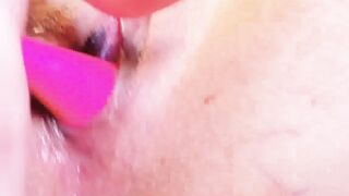 Elle s amuse a se faire gicler la chatte avec cette bite en plastique