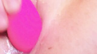 Elle s amuse a se faire gicler la chatte avec cette bite en plastique