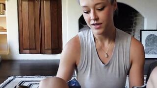 Elle vous montre les secrets de sa culotte et veut aussi vous sucer