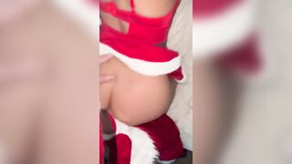 Le pere noel est venu livrer son sperme a cette brune devergondee