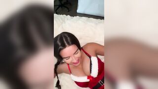 Le pere noel est venu livrer son sperme a cette brune devergondee