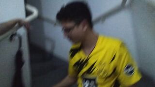 Subindo escada do prédio encontrei vizinho corno e demos uma.gozada
