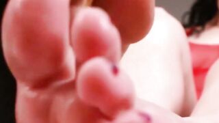 Horny tbabe Cassidy Quinn jizzes on feet after footjob