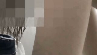 Un couple dans une cabine d une piscine publique se donne du plaisir