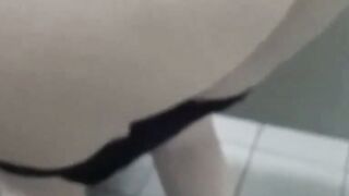 Un couple dans une cabine d une piscine publique se donne du plaisir