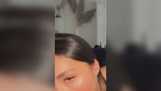 Une brune suceuse recoit sa dose de sperme