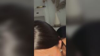 Une brune suceuse recoit sa dose de sperme