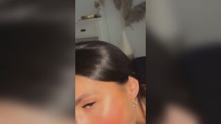 Une brune suceuse recoit sa dose de sperme