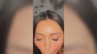 Une brune suceuse recoit sa dose de sperme