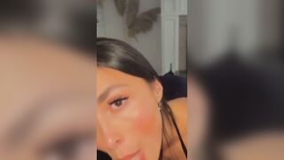 Une brune suceuse recoit sa dose de sperme