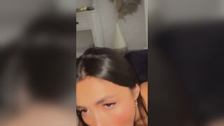 Une brune suceuse recoit sa dose de sperme