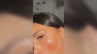 Une brune suceuse recoit sa dose de sperme