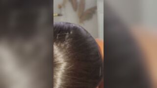 Une brune suceuse recoit sa dose de sperme