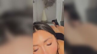 Une brune suceuse recoit sa dose de sperme