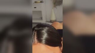 Une brune suceuse recoit sa dose de sperme
